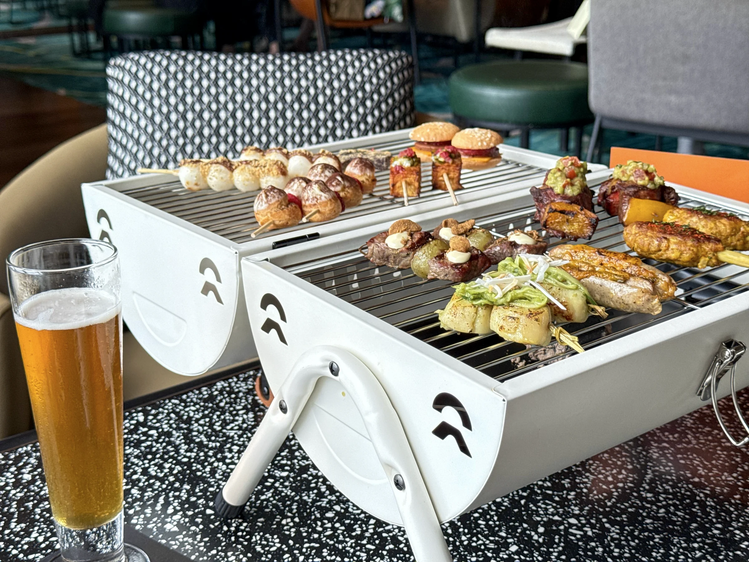 BBQグリルの形で出てきたアフタヌーンティー。