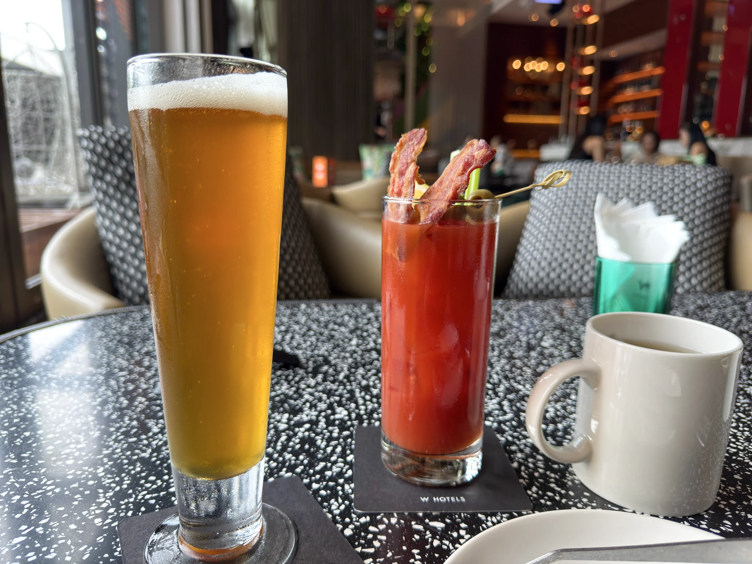 ビールと、ベーコンを添えたカクテル。