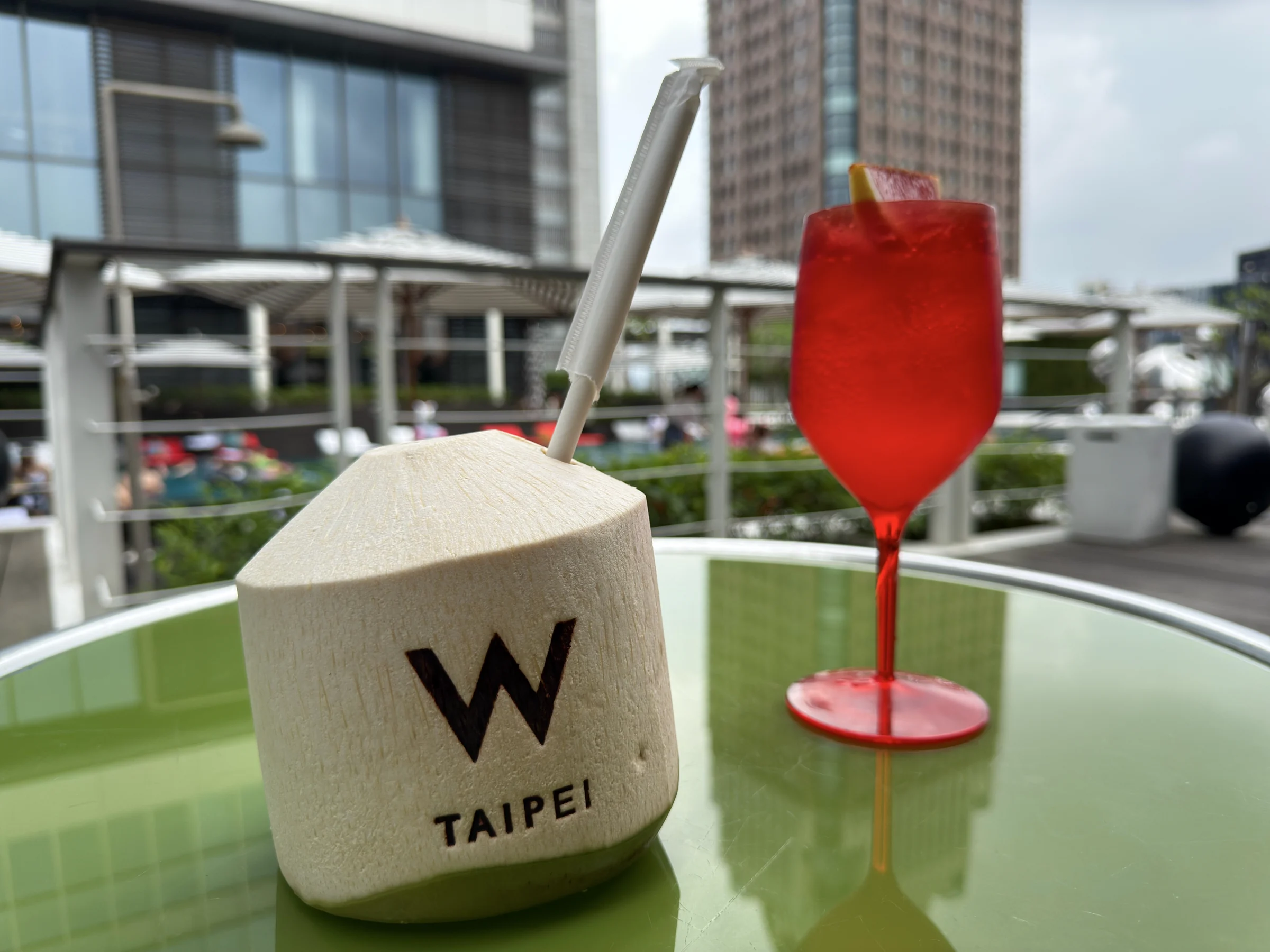W Taipeiの名前が入ったココナッツ型のカクテル。