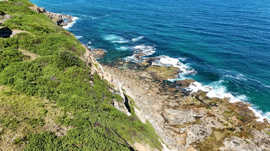 緑の岬と深い青の海