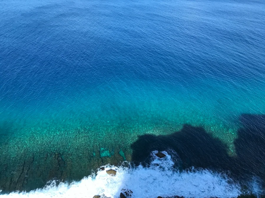深い青からターコイズへと変わるグアムの海