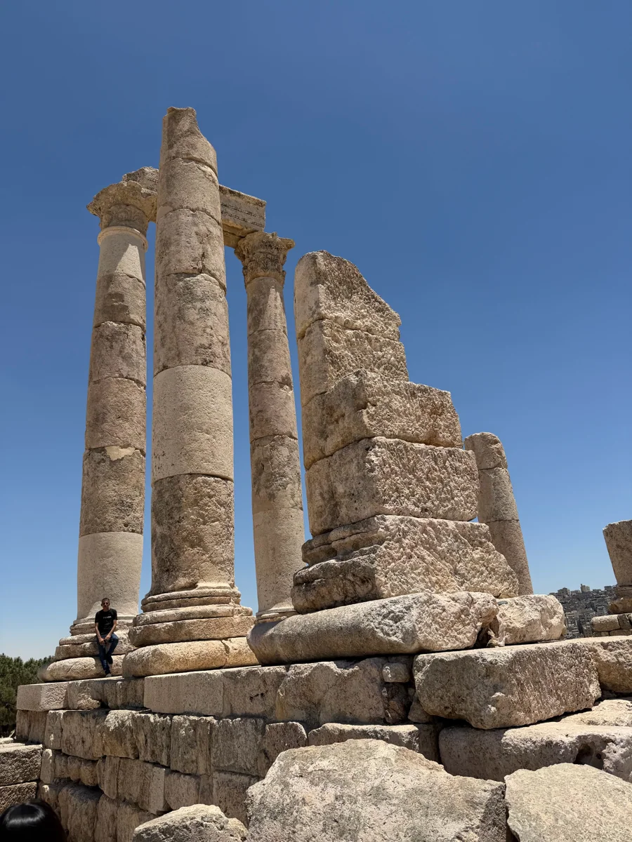 青空を背景に立つ古代の列柱